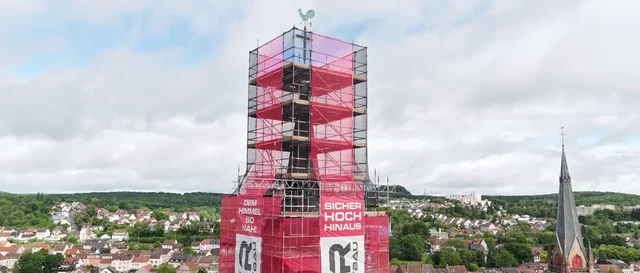 GER Gerüstbau am eingerüsteten Kirchturm – Bildmotiv der GER Group Website